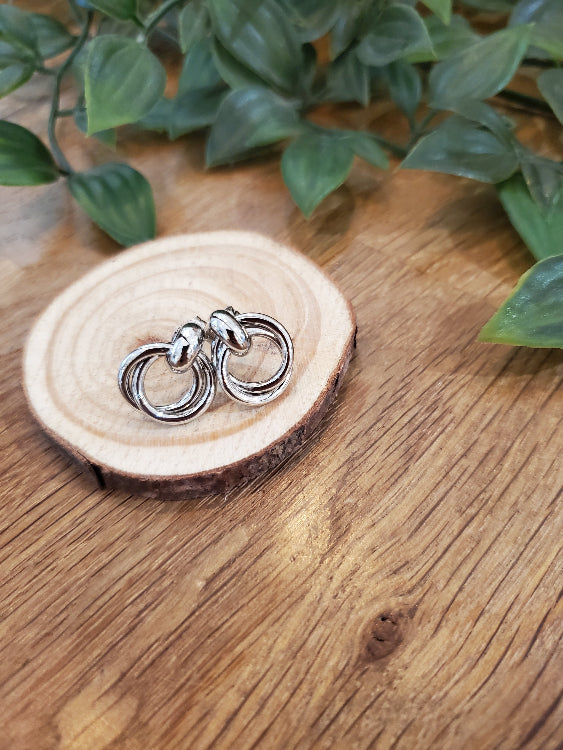 Boucle d'oreille anneaux entrelacés coloris argent.