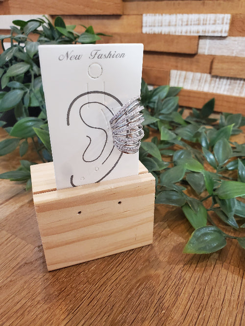 bague d'oreille composé de 10 anneaux alternants anneaux strassé et anneaux lisses. colorie argent. 