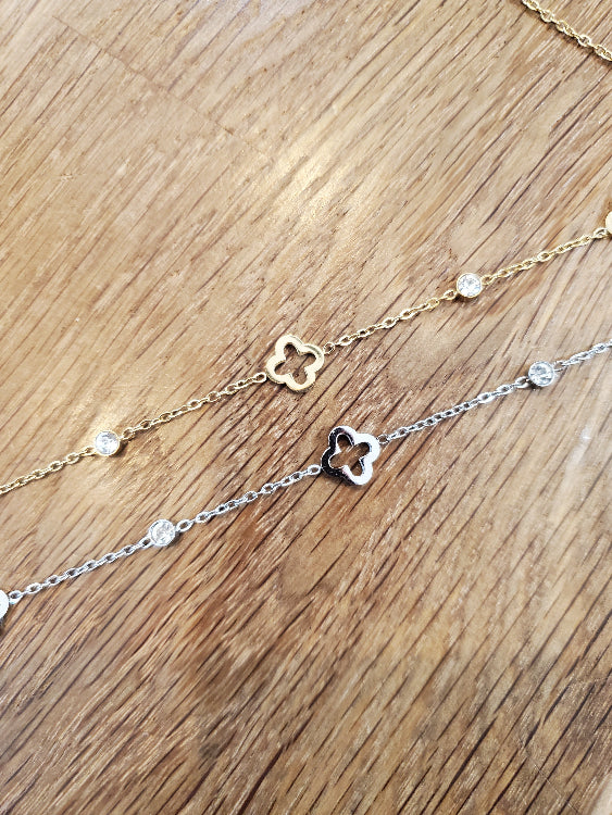 collier trèfle et strass. colorie or et argent. 