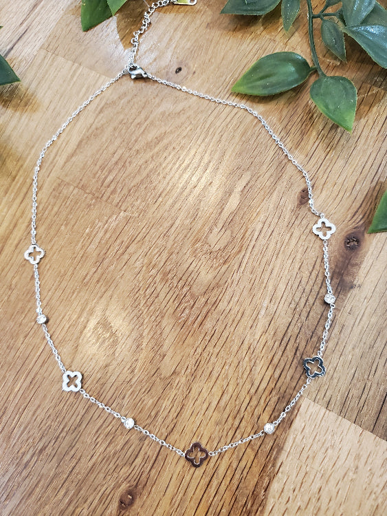 collier trèfle et strass. colorie argent. 