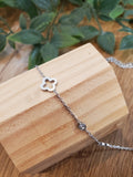 collier trèfle et strass. colorie argent. 