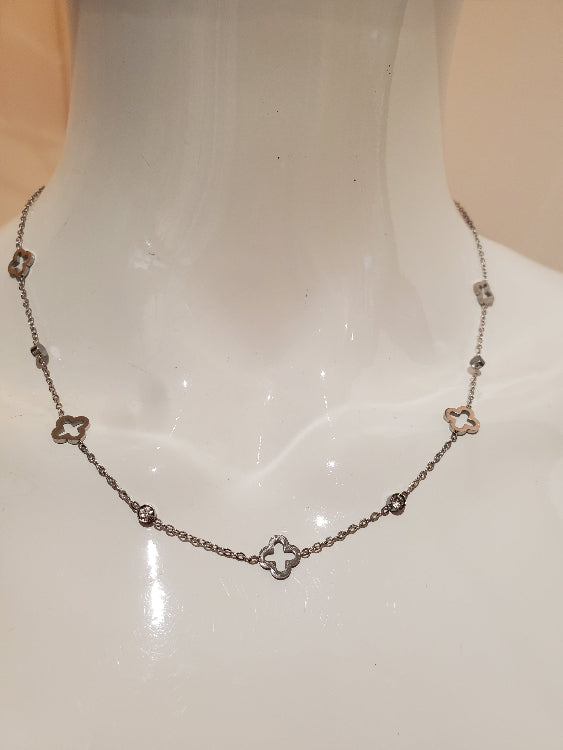 collier trèfle et strass. colorie argent. 