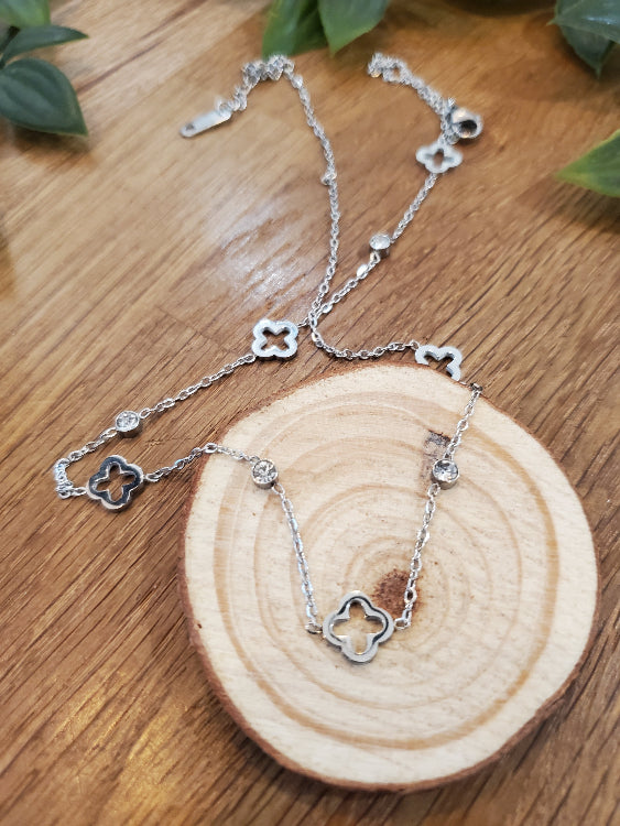 collier trèfle et strass. colorie argent. 