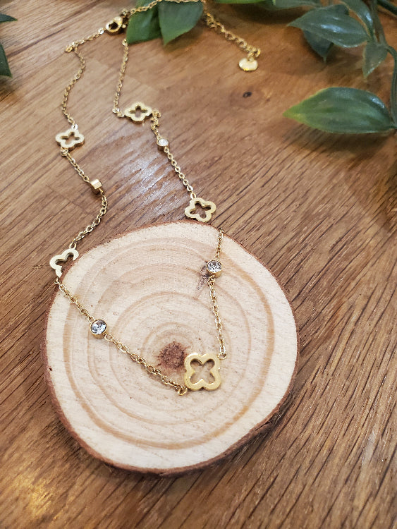 collier trèfle et strass. colorie or. 