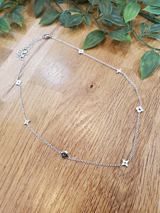 Collier LV en chaine fine avec motifs trèfle et étoiles alternées. Colorie Argent