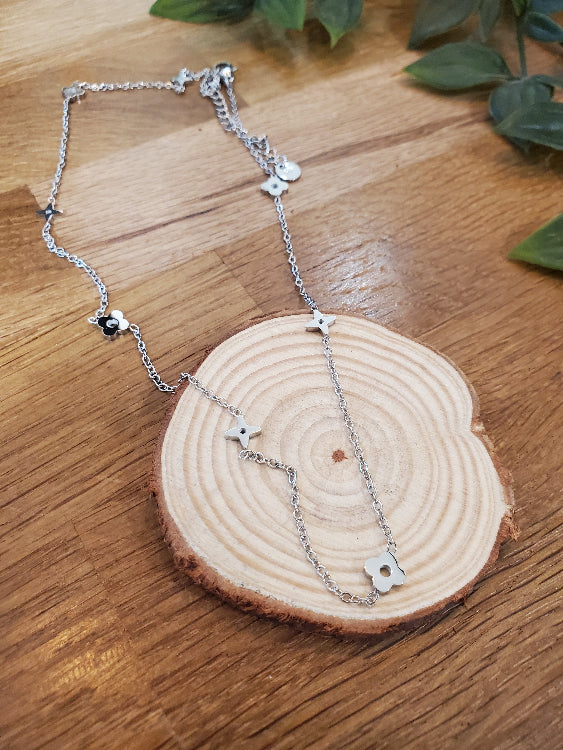 Collier LV en chaine fine avec motifs trèfle et étoiles alternées. Colorie Argent