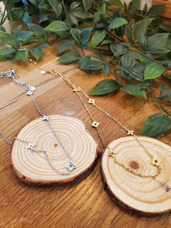 Collier LV en chaine fine avec motifs trèfle et étoiles alternées. Colorie Or et Argent