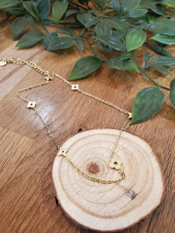 Collier LV en chaine fine avec motifs trèfle et étoiles alternées. Colorie Or 