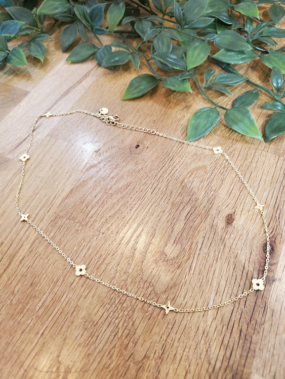 Collier LV en chaine fine avec motifs trèfle et étoiles alternées. Colorie Or 