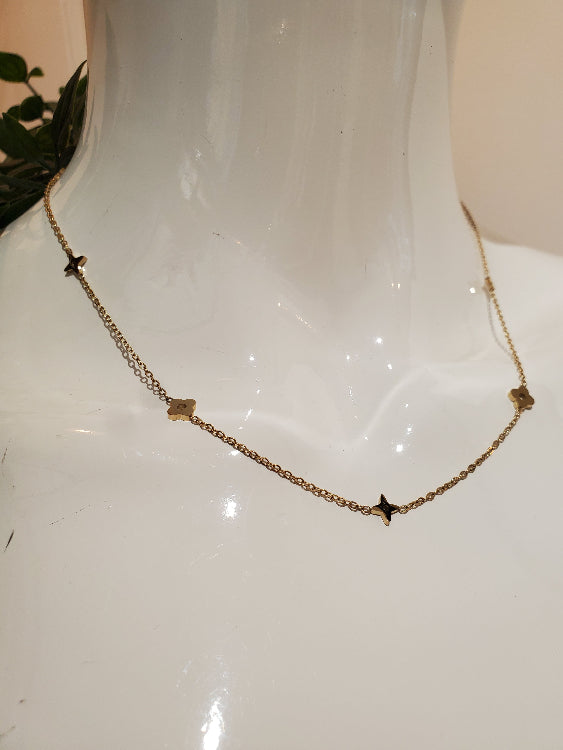 Collier LV en chaine fine avec motifs trèfle et étoiles alternées. Colorie Or 