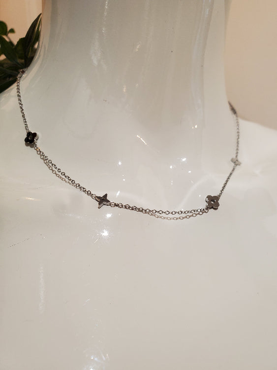 Collier LV en chaine fine avec motifs trèfle et étoiles alternées. Colorie Argent