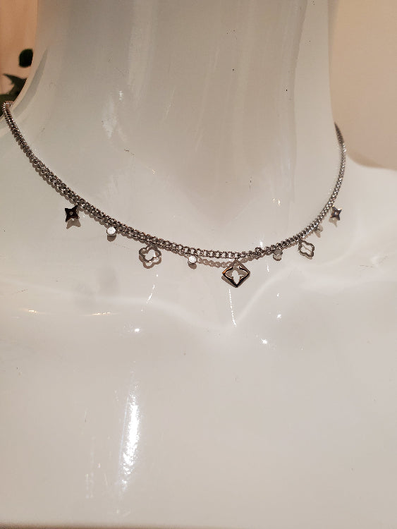 Collier LV pampilles trèfles et strass. Colorie Argent.