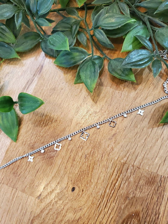 Collier LV pampilles trèfles et strass. Colorie Argent.