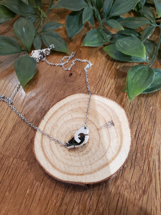Collier pendentif menottes. colorie Argent 