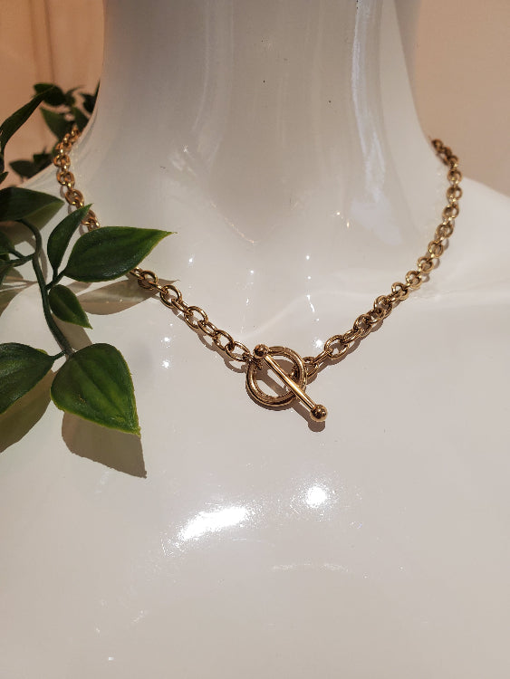 Collier fermoir barre. colorie or