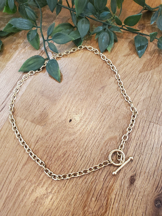 Collier fermoir barre. colorie or