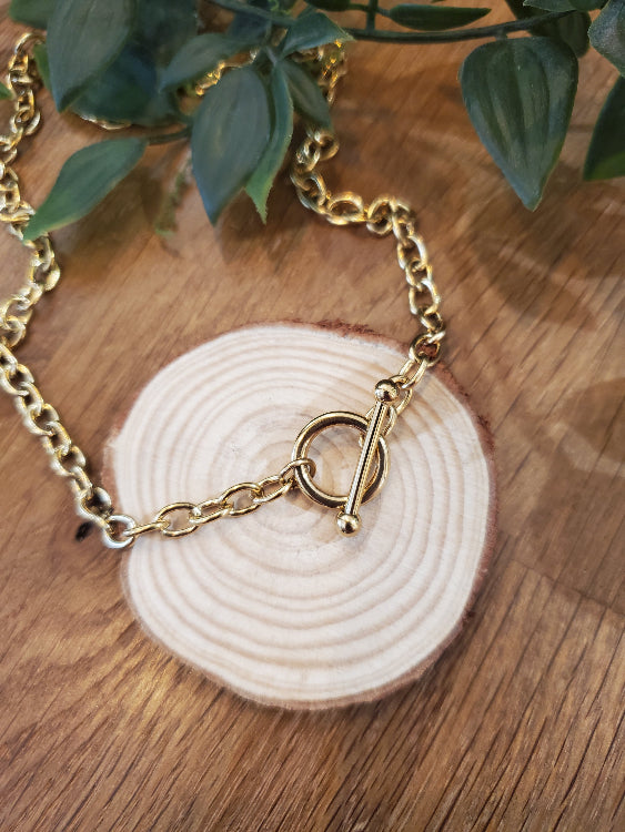 Collier fermoir barre. colorie or