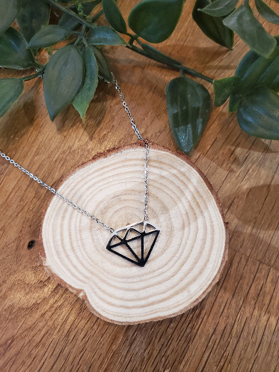 Collier dont le pendentif en métal reprend la forme géométrique d'un diamant. Colorie Argent