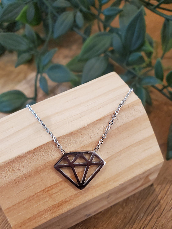 Collier dont le pendentif en métal reprend la forme géométrique d'un diamant. Colorie Argent