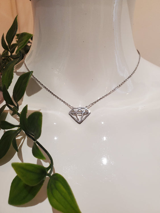 Collier dont le pendentif en métal reprend la forme géométrique d'un diamant. Colorie Argent