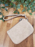 Pochette nubuck avec détail chaine perle métal colorie  Creme