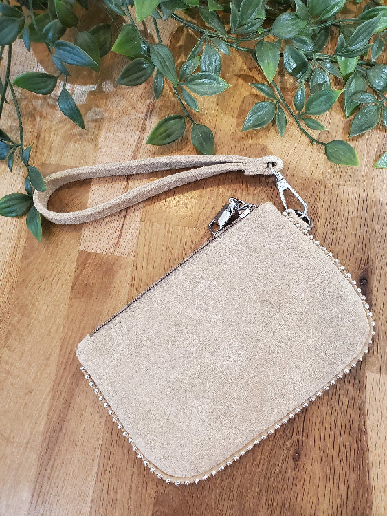 Pochette nubuck avec détail chaine perle métal colorie  Creme