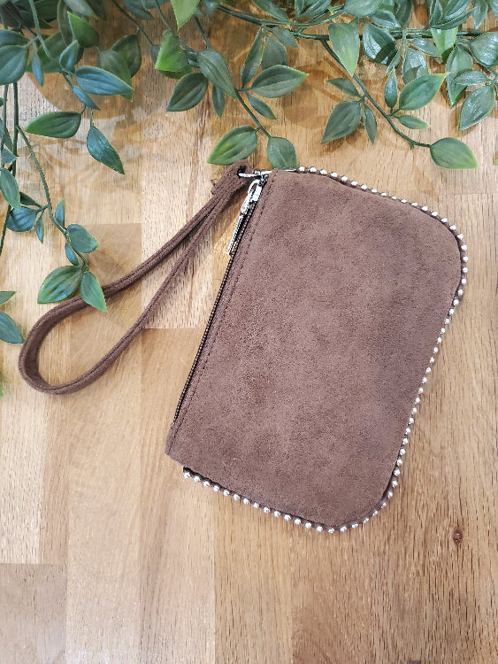 Pochette nubuck avec détail chaine perle métal colorie Marron