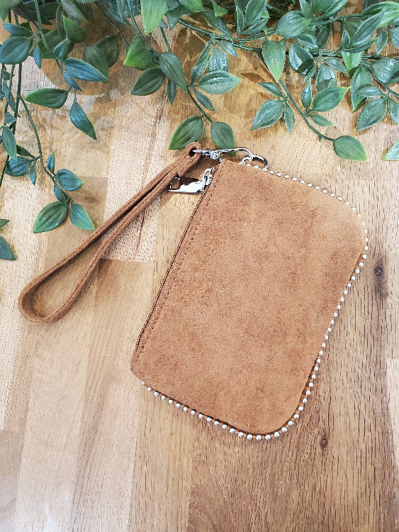 Pochette nubuck avec détail chaine perle métal colorie camel