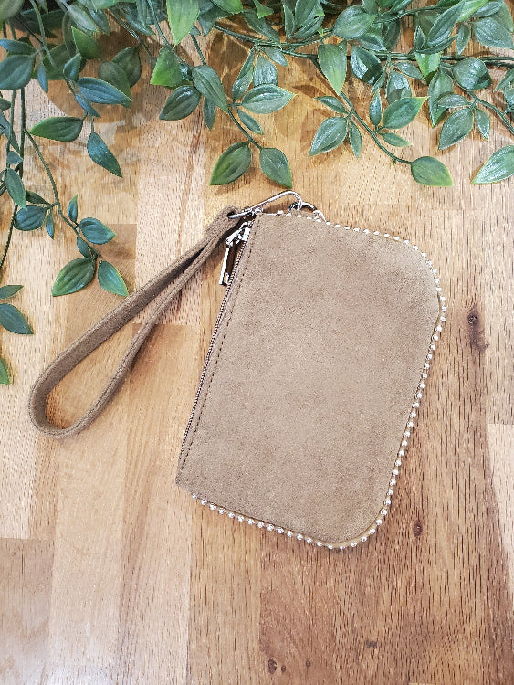 Pochette nubuck avec détail chaine perle métal colorie beige