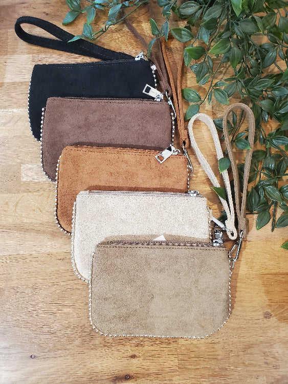 Pochette nubuck avec détail chaine perle métal colorie Noir, Marron, Camel, Creme, Beige