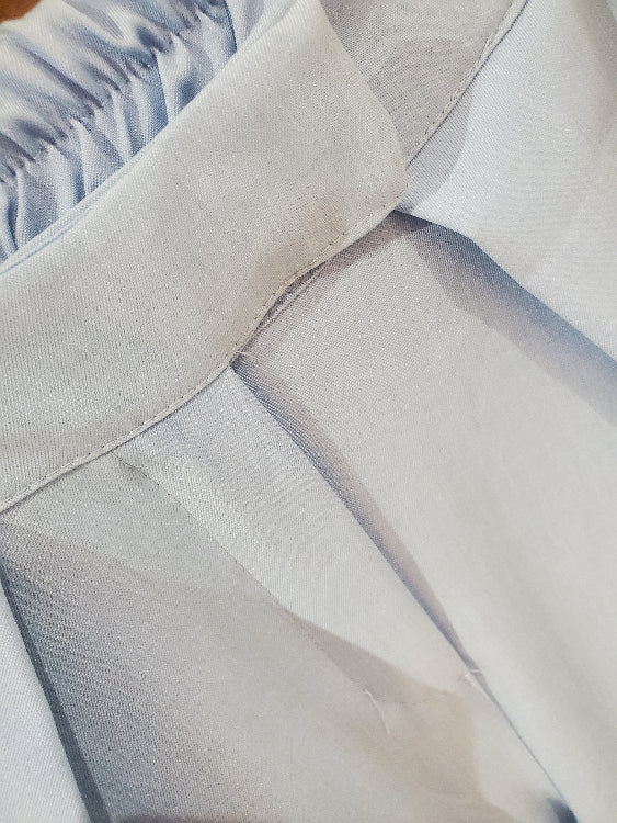 Pantalon droit double pan colorie bleu ciel. Photo détail. 