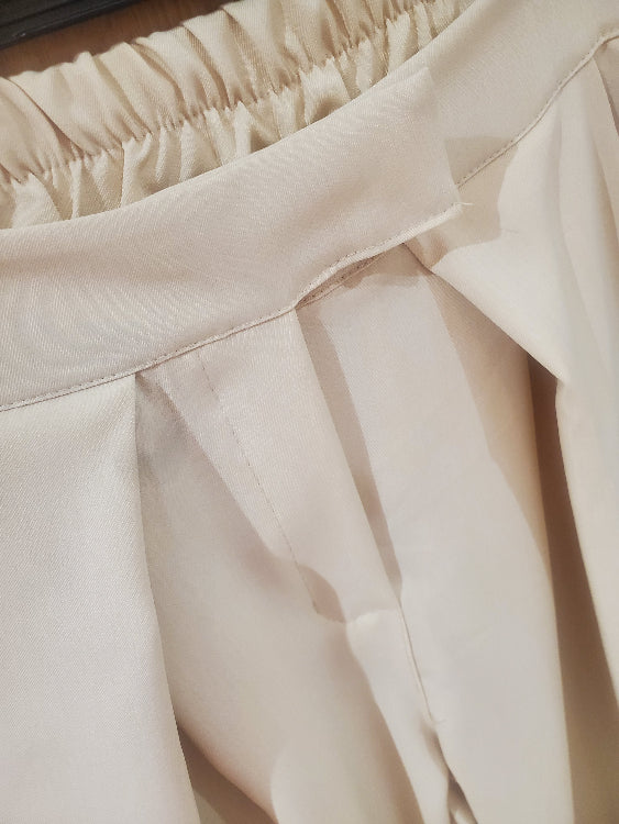 Pantalon droit double pan colorie beige Photo détail. 