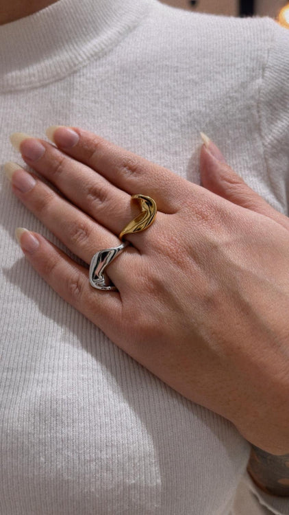 Photo bague cage , colorie or et argent. 
Photo porté.