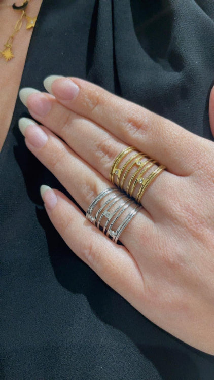 Photo bague cage , colorie or et argent. photo porté