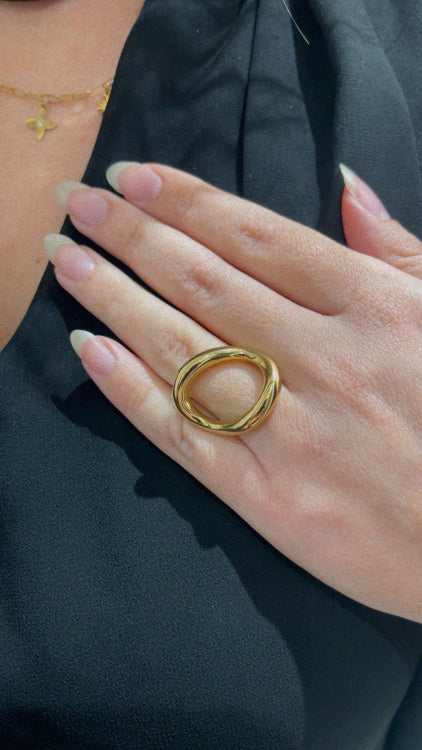 Bague ovale asymétrique. colorie or 