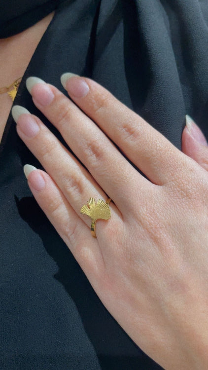 Bague feuille de ginkgo . colorie Or. photo porté