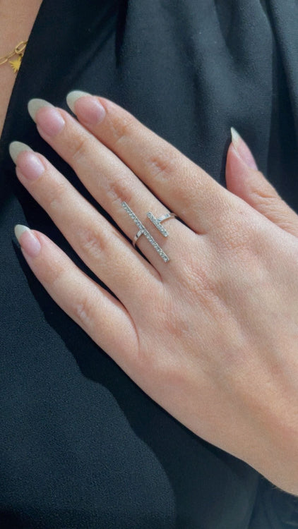 bague barre strassé asymétrique. colorie argent. photo porté