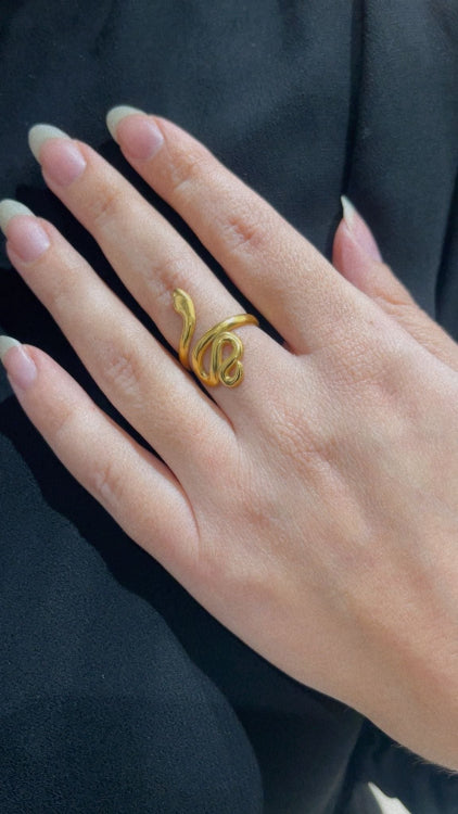 Bague serpent colorie or. photo porté.