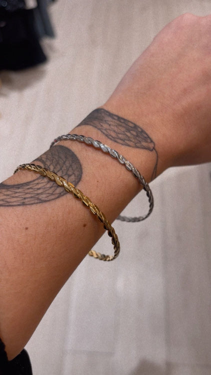 Bracelet jonc torsade . photo porté colorie or et argent.