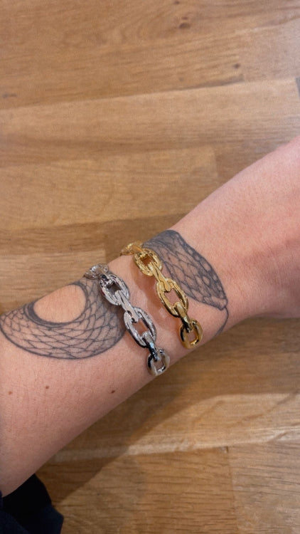 Bracelet jonc motif gourmette martelé . photo porté. colorie argenté doré. 