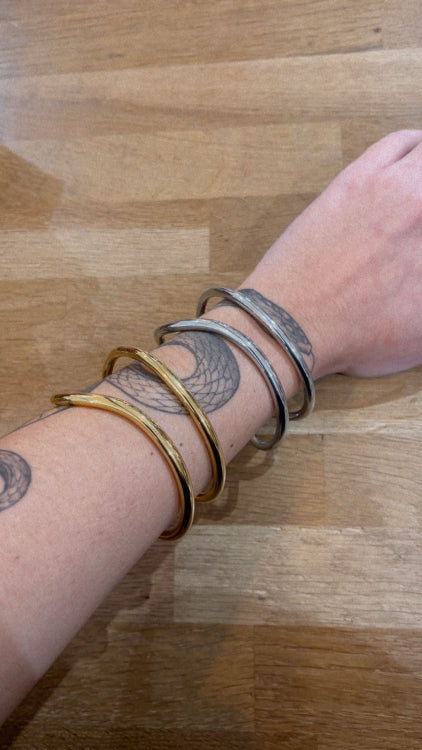 Bracelet manchette vague , colorie or et argent. photo porté