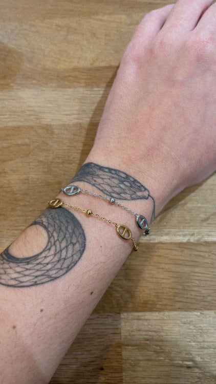 Bracelet KFE chaine fine colorie argent et or . photo porté.