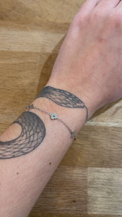 Bracelet en chaine fine avec étoile et trèfle incrusté. colorie Argent photo a porté.