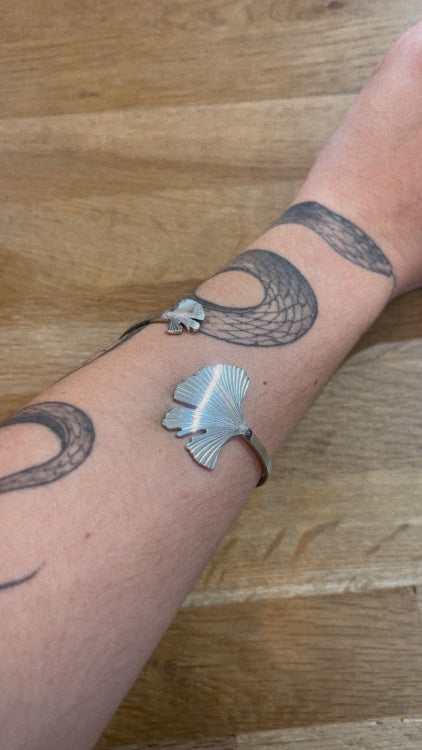 Bracelet jonc feuille de ginkgo. colorie Argent photo porté.