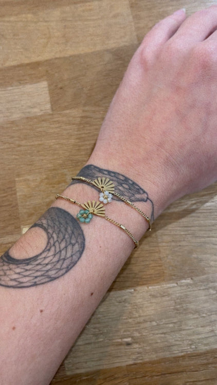 Bracelet soleil et fleur colorie blanc et vert. photo porté 