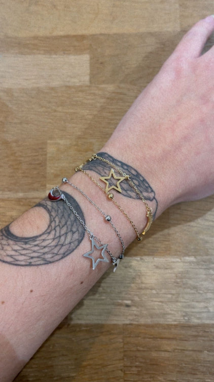 Bracelet pampille étoile et lune . colorie Or et argent. Photo porté