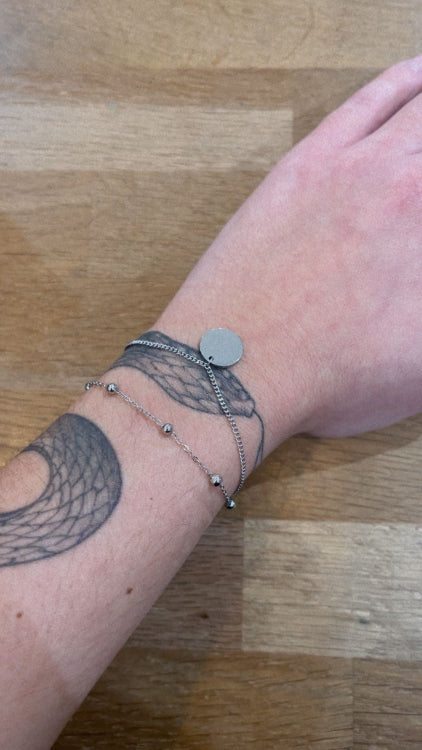 Bracelet double boule et pampille. colorie argent. photo porté