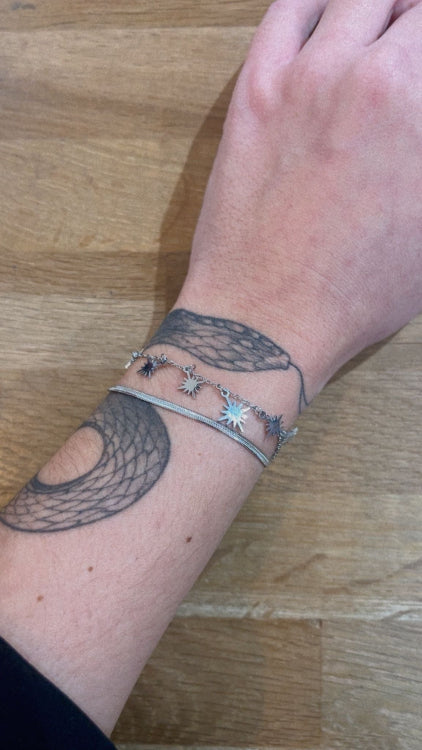 Bracelet flocon argent. photo porté
