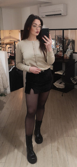 Gilet en maille lurex col rond, bouton strassé . photo porté . colorie gold