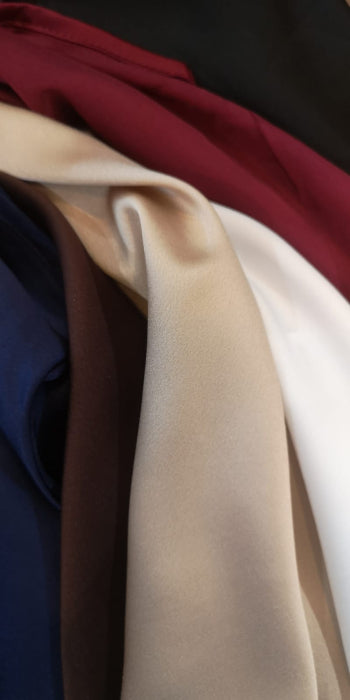 Top en satin avec un col drapé. manches courtes. photo différents colories. Marine, Marron, Champagne, Blanc, Bordeau